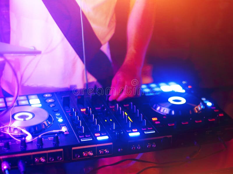O DJ mistura a trilha no clube nocturno foto de stock royalty free O DJ mistura a trilha no clube nocturno foto de stock royalty free