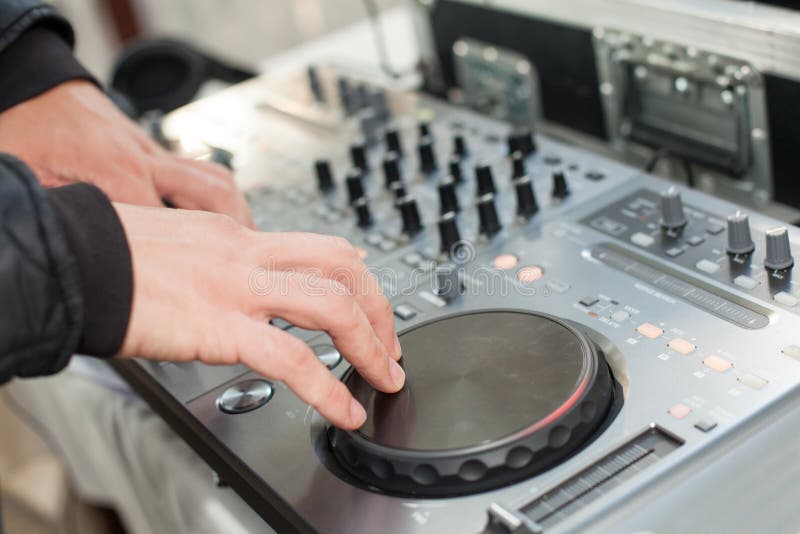 O DJ mistura a trilha no partido imagem de stock O DJ mistura a trilha no partido imagem de stock