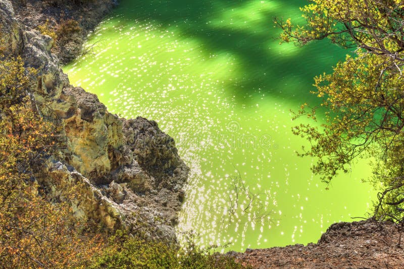 O ` do banho do ` s do diabo do `, um lago carregado mineral néon-verde em Waiotapu, Nova Zelândia imagens de stock royalty free O ` do banho do ` s do diabo do `, um lago carregado mineral néon-verde em Waiotapu, Nova Zelândia imagens de stock royalty free