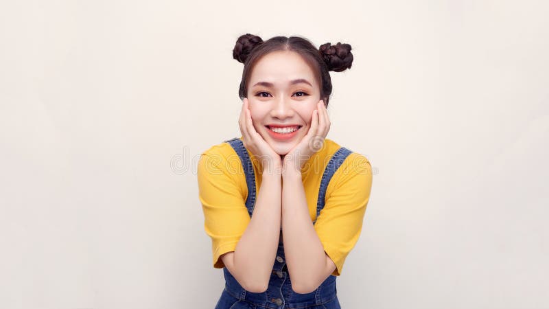 O doamnă brunetă obraznică, cu un vânt strălucitor și zâmbete pe fond alb royalty free stock photo