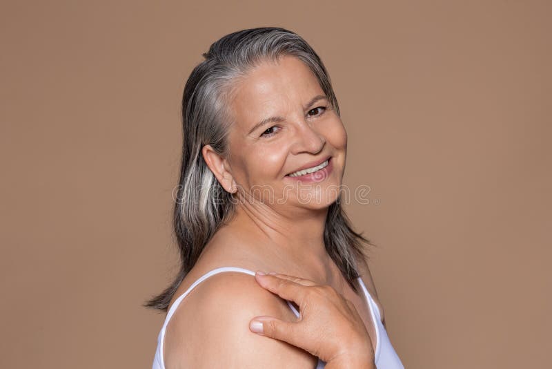 O doamnă cu părul gri și frumos din Europa se bucură de un stil de viață sănătos, izolat pe fundalul studiourilor de talie mare stock image