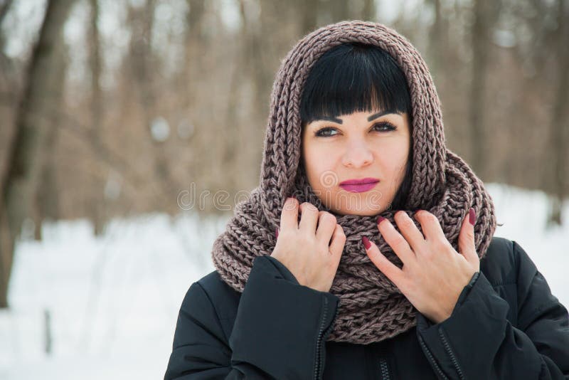 O doamnă cu părul întunecat și un snop călduț. royalty free stock photography