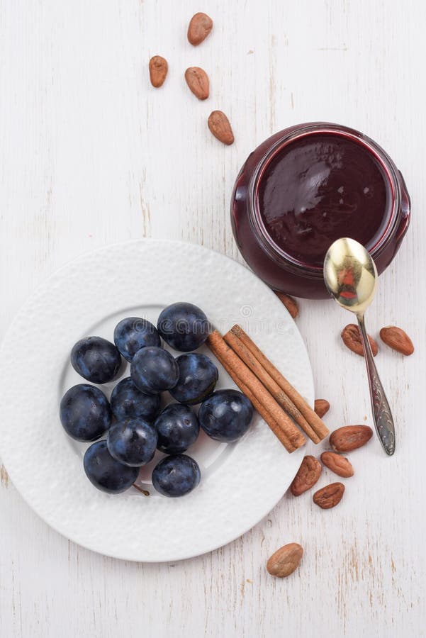 O doce caseiro da ameixa e do chocolate serviu com as ameixas orgânicas frescas, imagem de stock O doce caseiro da ameixa e do chocolate serviu com as ameixas orgânicas frescas, imagem de stock