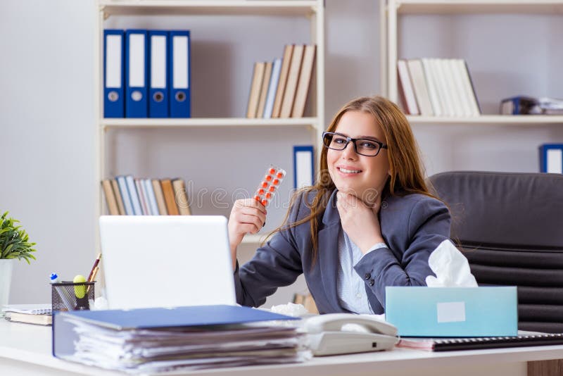 O doente do empregado da mulher de negócios no escritório imagem de stock O doente do empregado da mulher de negócios no escritório imagem de stock