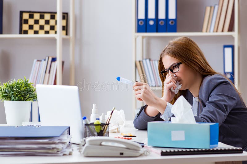O doente do empregado da mulher de negócios no escritório imagem de stock O doente do empregado da mulher de negócios no escritório imagem de stock