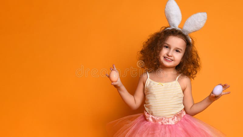 O?dos del conejito de la muchacha linda del peque?o ni?o que llevan el d?a de Pascua foto de archivo O?dos del conejito de la muchacha linda del peque?o ni?o que llevan el d?a de Pascua foto de archivo