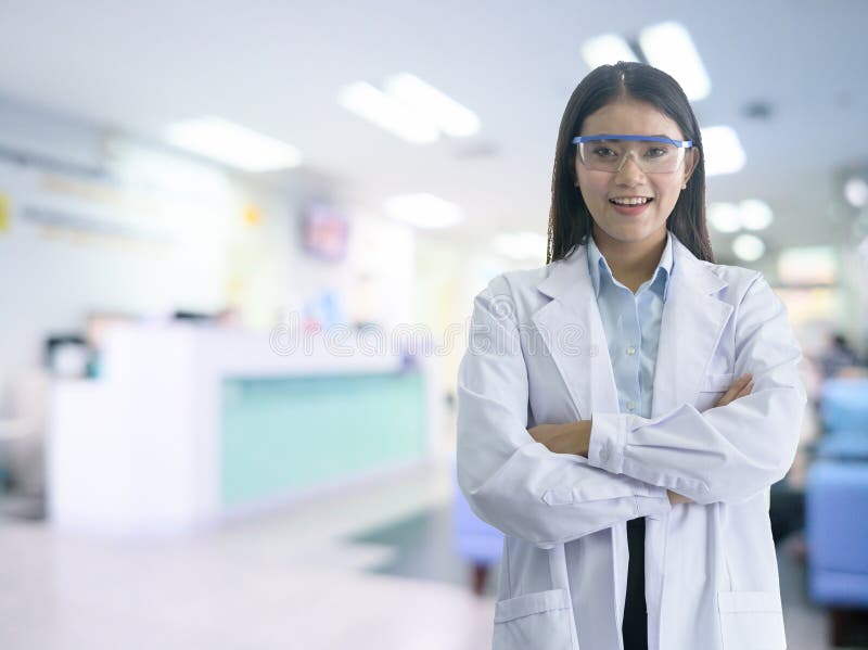 O doutor asiático da mulher tem pronto para prestar serviços de manutenção para o cliente com o sorriso e feliz no hostipal imagens de stock O doutor asiático da mulher tem pronto para prestar serviços de manutenção para o cliente com o sorriso e feliz no hostipal imagens de stock