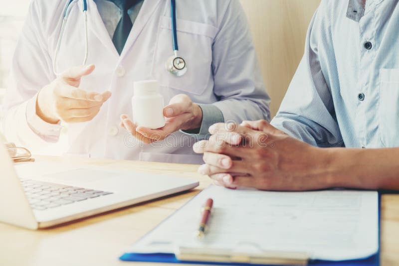 O doutor ou o médico recomendam a prescrição médica dos comprimidos ao mal imagens de stock royalty free O doutor ou o médico recomendam a prescrição médica dos comprimidos ao mal imagens de stock royalty free