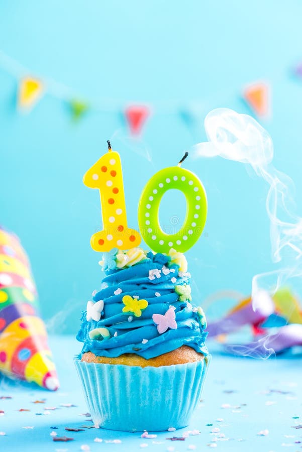 O décimo 10o queque do aniversário com vela funde para fora Modelo do cartão fotografia de stock O décimo 10o queque do aniversário com vela funde para fora Modelo do cartão fotografia de stock