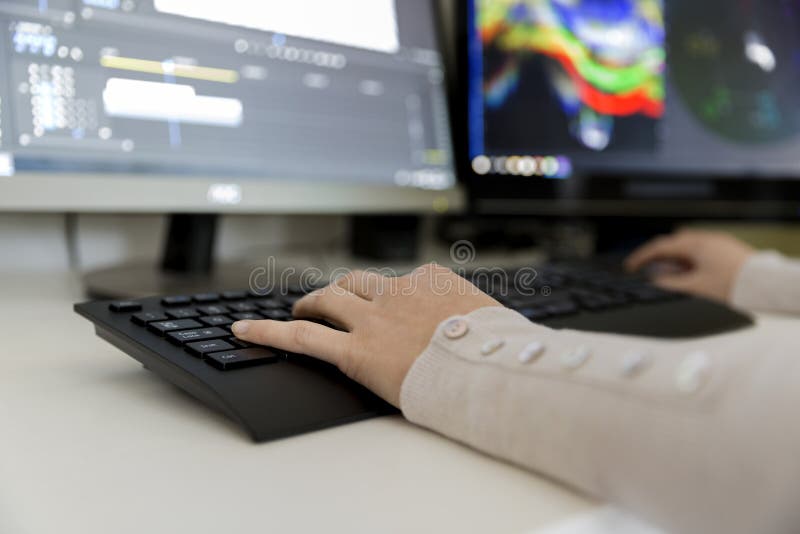 O editor video fêmea trabalha com metragem em seu computador pessoal, imagem de stock royalty free O editor video fêmea trabalha com metragem em seu computador pessoal, imagem de stock royalty free