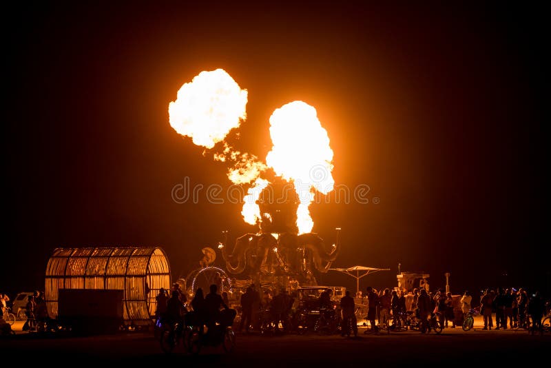 O EL de respiração Pulpo Mechanico do polvo do fogo no homem ardente 2015 fotografia de stock royalty free