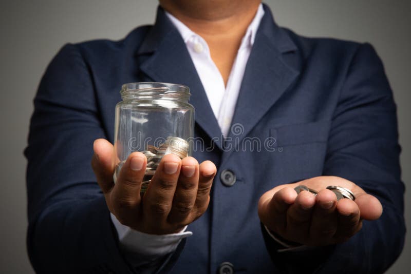 Homem De Negócios Movendo a Mão Jogando Xadrez Foto de Stock - Imagem de  povos, saliência: 183797622