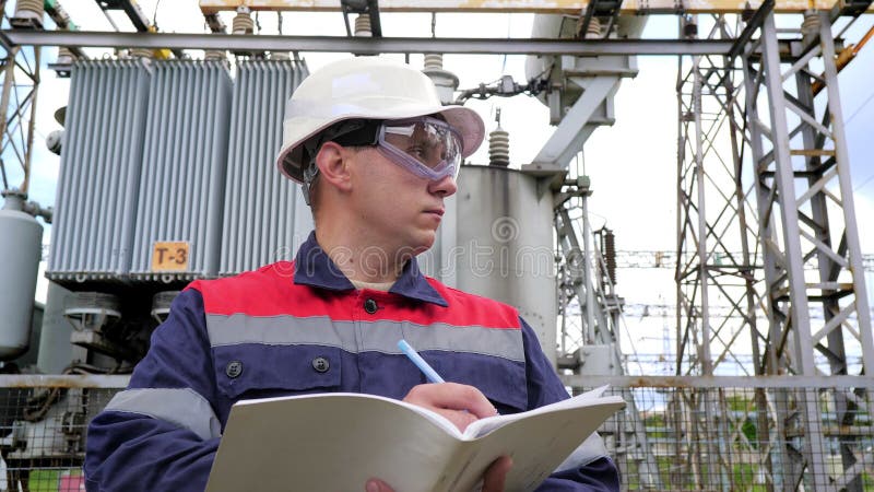 O engenheiro de energia inspeciona o equipamento da subestação. engenharia de energia. indústria