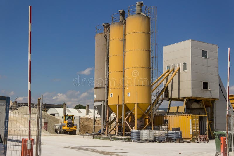 O equipamento de mistura concreto do cimento Cobrir a maquinaria da fábrica Silos altos imagens de stock O equipamento de mistura concreto do cimento Cobrir a maquinaria da fábrica Silos altos imagens de stock