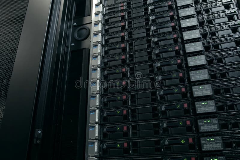 Equipamento nas prateleiras é o centro de dados. Centros de dados de servidores fotografia de stock