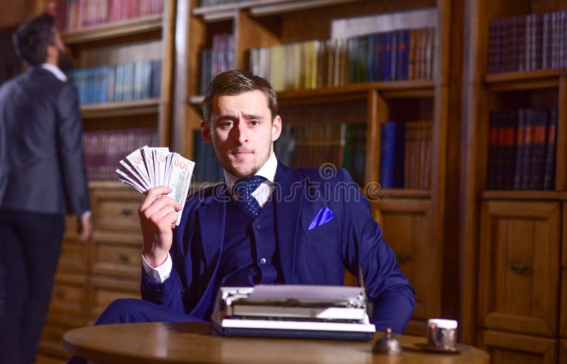O escritor obteve honorários para o novo livro Escritor ou autor foto de stock O escritor obteve honorários para o novo livro Escritor ou autor foto de stock