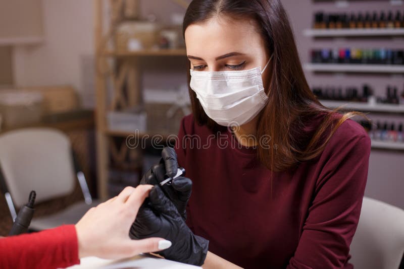 O esteticista no trabalho, pregos projeta, salão de beleza fotos de stock O esteticista no trabalho, pregos projeta, salão de beleza fotos de stock