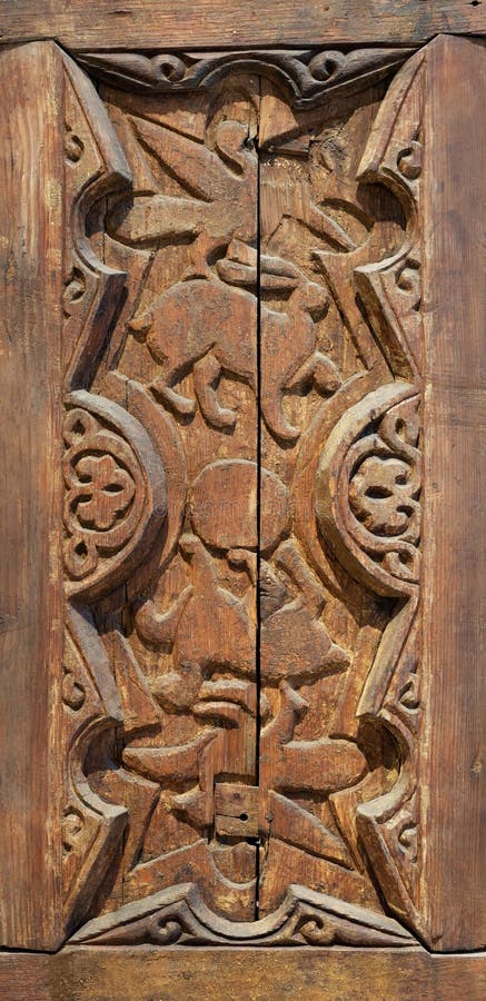 O estilo da era de Fatimid gravou o painel de madeira decorado com as decorações baseadas animal dentro dos testes padrões geomét foto de stock royalty free O estilo da era de Fatimid gravou o painel de madeira decorado com as decorações baseadas animal dentro dos testes padrões geomét foto de stock royalty free