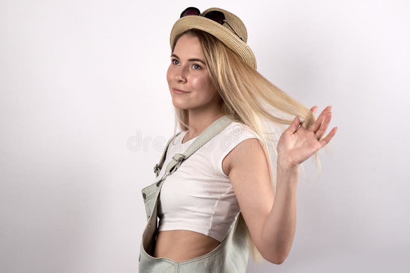 O estudante de mulher de cabelos compridos novo atrativo, um viajante levanta para imagem de stock O estudante de mulher de cabelos compridos novo atrativo, um viajante levanta para imagem de stock