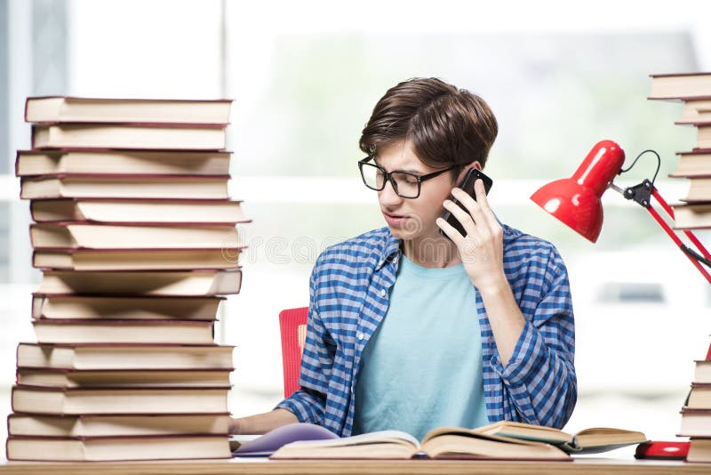 O estudante novo que prepara-se para exames da escola fotos de stock O estudante novo que prepara-se para exames da escola fotos de stock