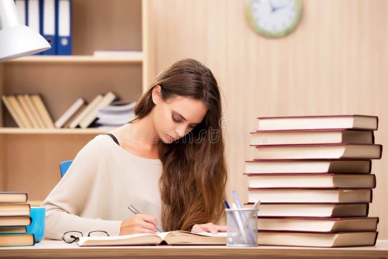 O estudante novo que prepara-se para exames da universidade fotografia de stock royalty free O estudante novo que prepara-se para exames da universidade fotografia de stock royalty free