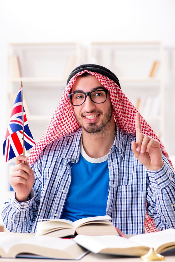 O estudante árabe que estuda a língua inglesa fotos de stock O estudante árabe que estuda a língua inglesa fotos de stock