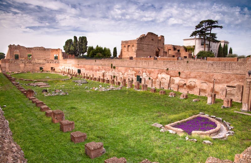 O estádio de Palatine arruina ruínas de Domus Augustana do fundo em Palat