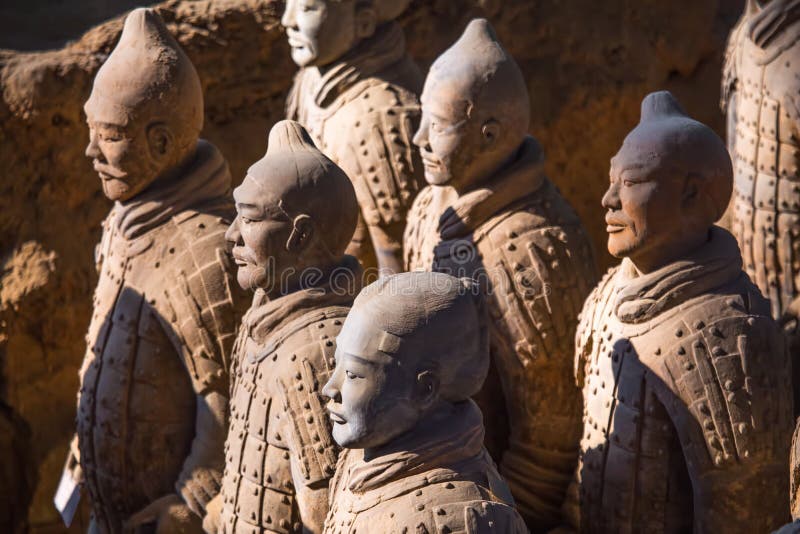 O exército da terracota ou a Terra Cotta Warriors e os cavalos fotografia de stock O exército da terracota ou a Terra Cotta Warriors e os cavalos fotografia de stock