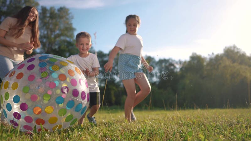 O familie care se joacă cu copiii lor. concept fotbal. joc de familie în parc. doi copii stock video