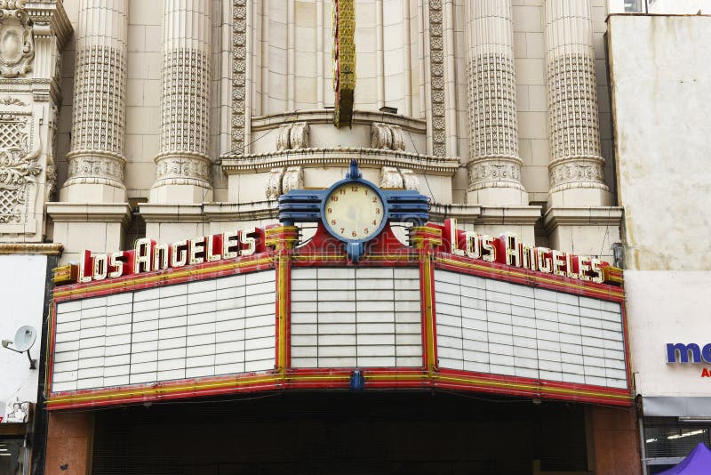 O famoso do teatro de Los Angeles no distrito do teatro de Broadway. LOS ANGELES - 19 DE NOVEMBRO DE 2018: Famoso do teatro de Los Angeles O teatro de Los Angeles é um palácio histórico do filme de 2. 000 assentos no distrito histórico do teatro de Broadway em Los Angeles do centro