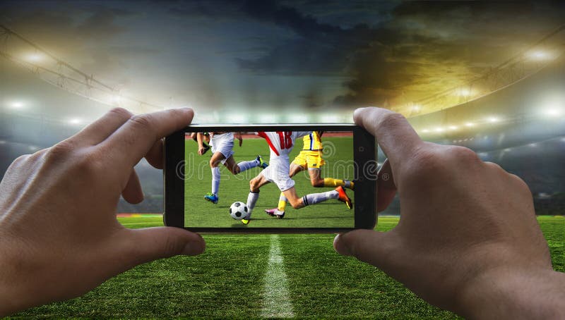 O Fan De Futebol Remove O Jogo De Futebol Foto de Stock - Imagem