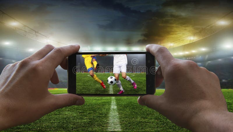 O Fan De Futebol Remove O Jogo De Futebol Foto de Stock - Imagem