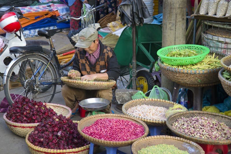 O feijão do negociante no mercado da cidade, Dalat fotografia de stock O feijão do negociante no mercado da cidade, Dalat fotografia de stock