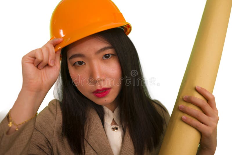 O femeie asiatică frumoasă și fericită, cu planuri de construcție dificile, ca inginer arhitect sau supraveghetor al constructorul stock images