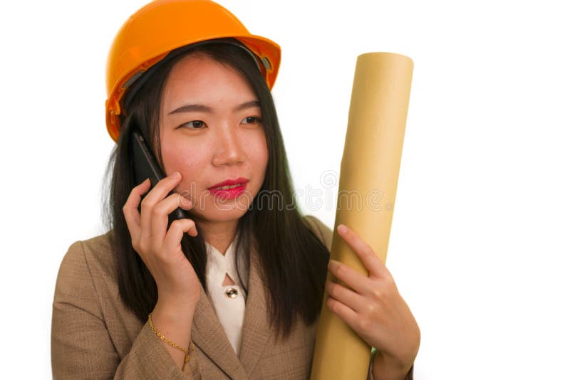 O femeie asiatică frumoasă și fericită, cu planuri de construcție dificile, ca inginer arhitect sau supraveghetor constructor stock photography