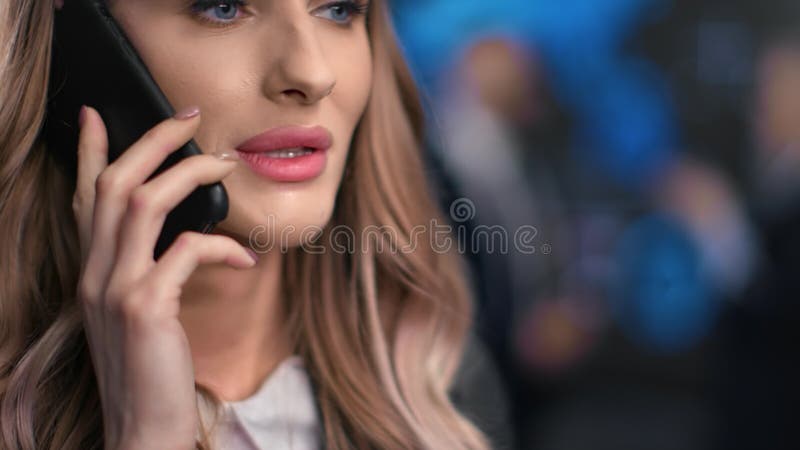 O femeie de afaceri închisă vorbește despre smartphone-ul care discută despre profitul financiar la bursa de valori stock video