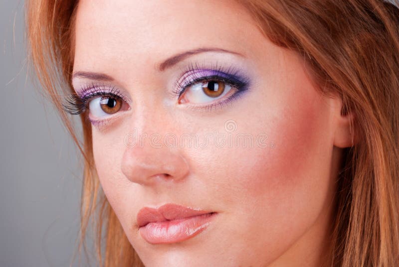 O femeie frumoasă cu părul negru. stock photo