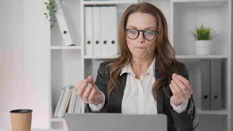 O femeie profesionistă participă la o întâlnire virtuală folosind gesturi expresive pentru a-și comunica ideile și stock video