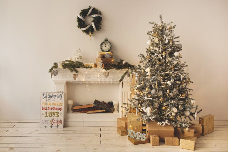O feriado bonito decorou a sala com a árvore de Natal com presentes sob ele imagens de stock royalty free O feriado bonito decorou a sala com a árvore de Natal com presentes sob ele imagens de stock royalty free