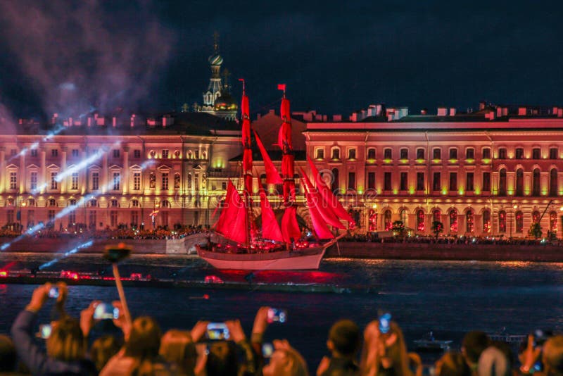 O feriado do escarlate das velas em St Petersburg fotografia de stock O feriado do escarlate das velas em St Petersburg fotografia de stock