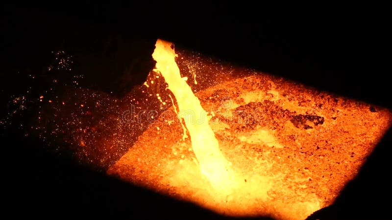 O ferro de fogo é derramado fora da fornalha Produção pesada e perigosa do metal Vídeo muito fascinante