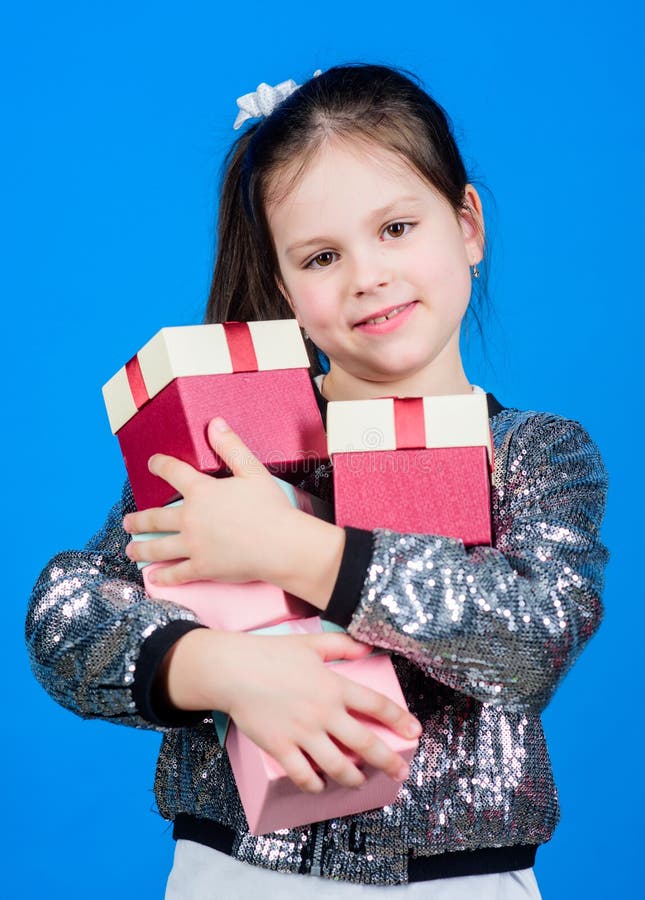 o Fille avec le fond bleu de bo?te-cadeau Vendredi noir Jour d'achats L'enfant portent des bo?te-cadeau de sort photos libres de droits o Fille avec le fond bleu de bo?te-cadeau Vendredi noir Jour d'achats L'enfant portent des bo?te-cadeau de sort photos libres de droits