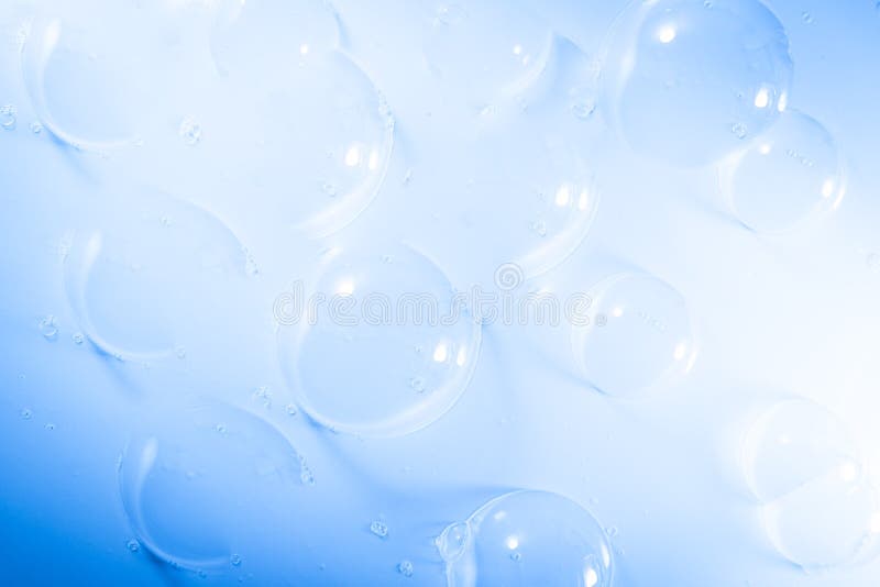 O fim abstrato bonito acima das bolhas roxas e azuis molha o fundo e o papel de parede foto de stock royalty free O fim abstrato bonito acima das bolhas roxas e azuis molha o fundo e o papel de parede foto de stock royalty free