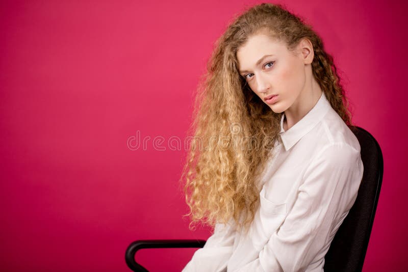 O fim acima da foto da mulher atrativa com cabelo perfeito ondula foto de stock O fim acima da foto da mulher atrativa com cabelo perfeito ondula foto de stock