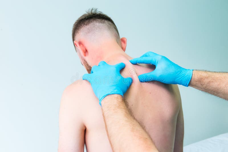 O fim acima do doutor masculino do neurologista diagnostica a espinha torácica do paciente masculino na clínica médica Exame f?si imagens de stock royalty free O fim acima do doutor masculino do neurologista diagnostica a espinha torácica do paciente masculino na clínica médica Exame f?si imagens de stock royalty free