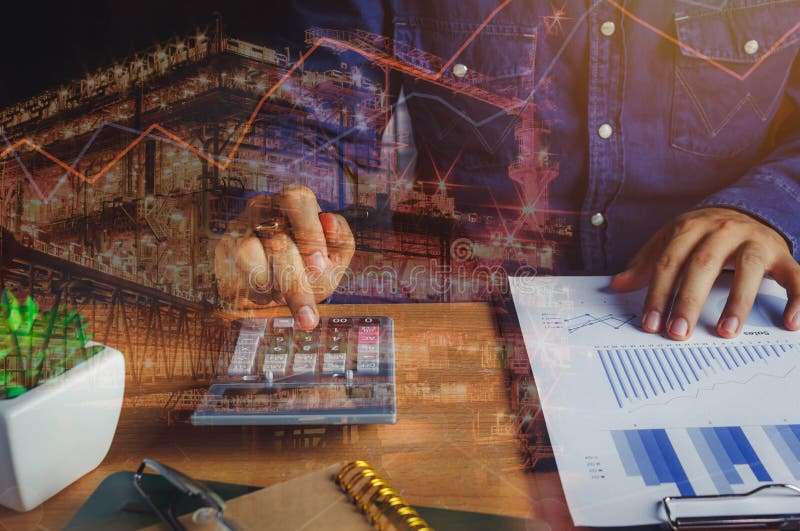 O fim acima do homem asiático calcula a finança ou a economia da operação bancária imagem de stock O fim acima do homem asiático calcula a finança ou a economia da operação bancária imagem de stock