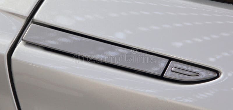 O fim acima do puxador da porta luxuoso do carro desportivo fotografia de stock O fim acima do puxador da porta luxuoso do carro desportivo fotografia de stock