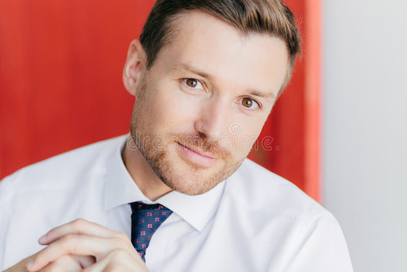 O fim acima do retrato do empregado do sexo masculino novo atrativo escuta atentamente candidato de trabalho durante a entrevista imagem de stock royalty free O fim acima do retrato do empregado do sexo masculino novo atrativo escuta atentamente candidato de trabalho durante a entrevista imagem de stock royalty free