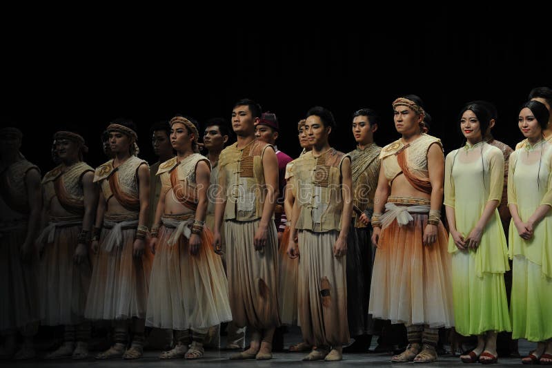 O fim da chamada- da cortina do ator de eventos do drama-Shawan da dança do passado imagem de stock O fim da chamada- da cortina do ator de eventos do drama-Shawan da dança do passado imagem de stock