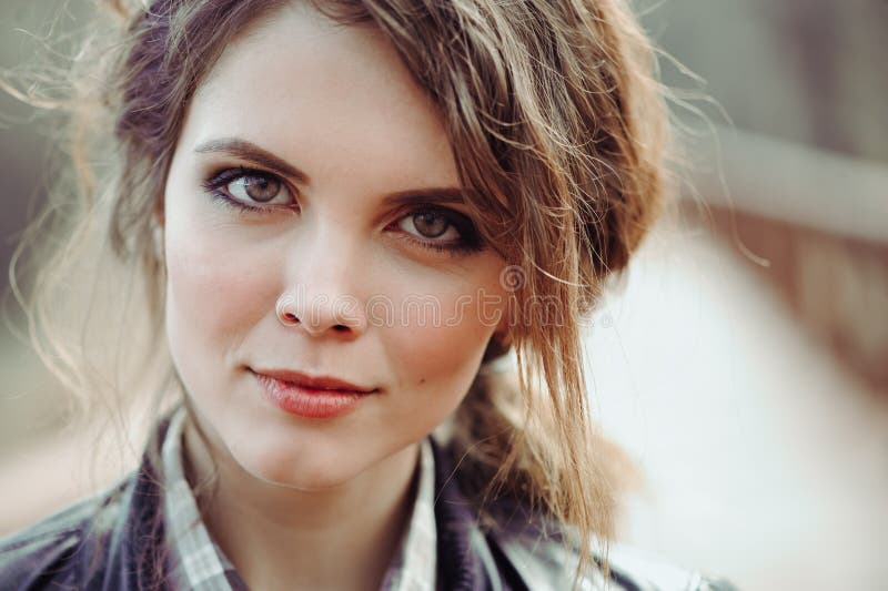 O fim exterior acima do retrato da mulher bonita nova com natural compõe foto de stock O fim exterior acima do retrato da mulher bonita nova com natural compõe foto de stock